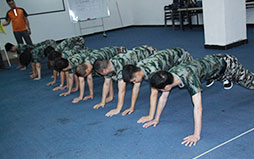 集體男子俯臥撐